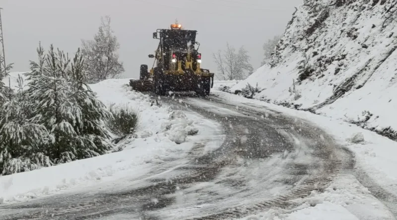 Antalya Büyükşehir ekipleri kapanan yolları iş makineleriyle açıyor
