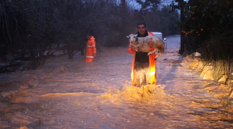 Antalya Büyükşehir ekipleri yağmur ve fırtınaya karşı seferber oldu