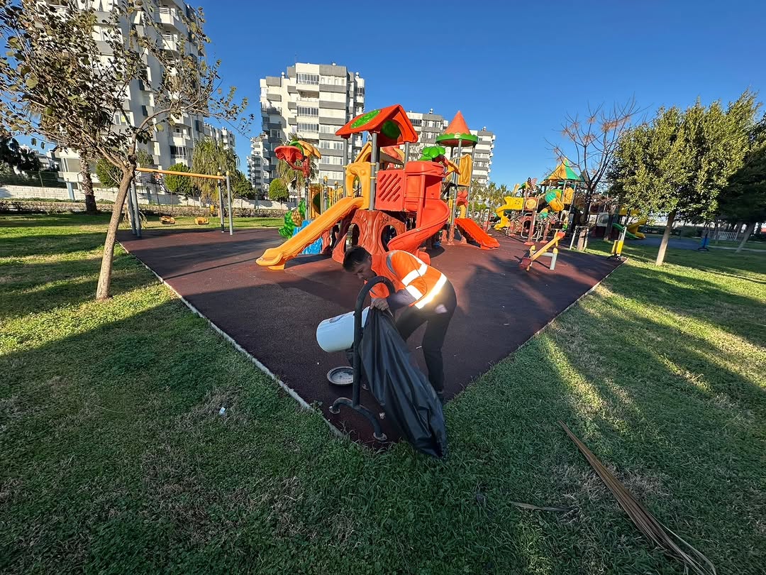 Aksu'da Park ve Sokak Temizliği ile Ferah Bir Çevre