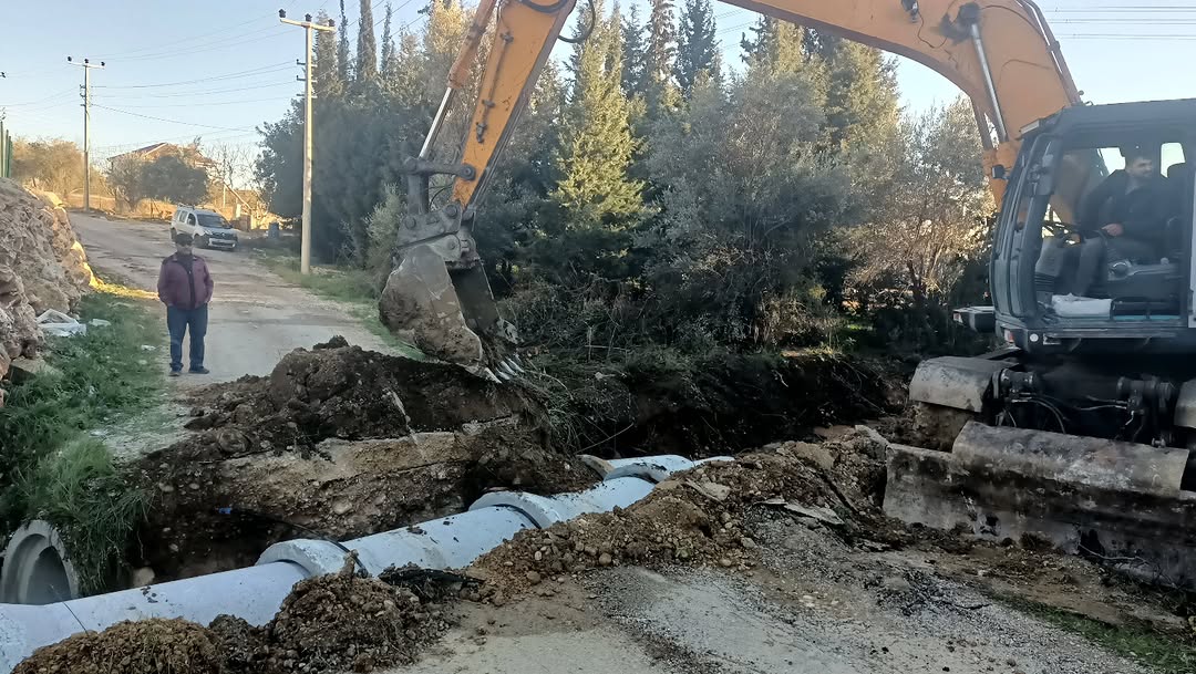 Antalya Aksu'da Altyapı Seferberliği: Topallı ve Kurşunlu Mahallelerinde Büz Döşeme Çalışması