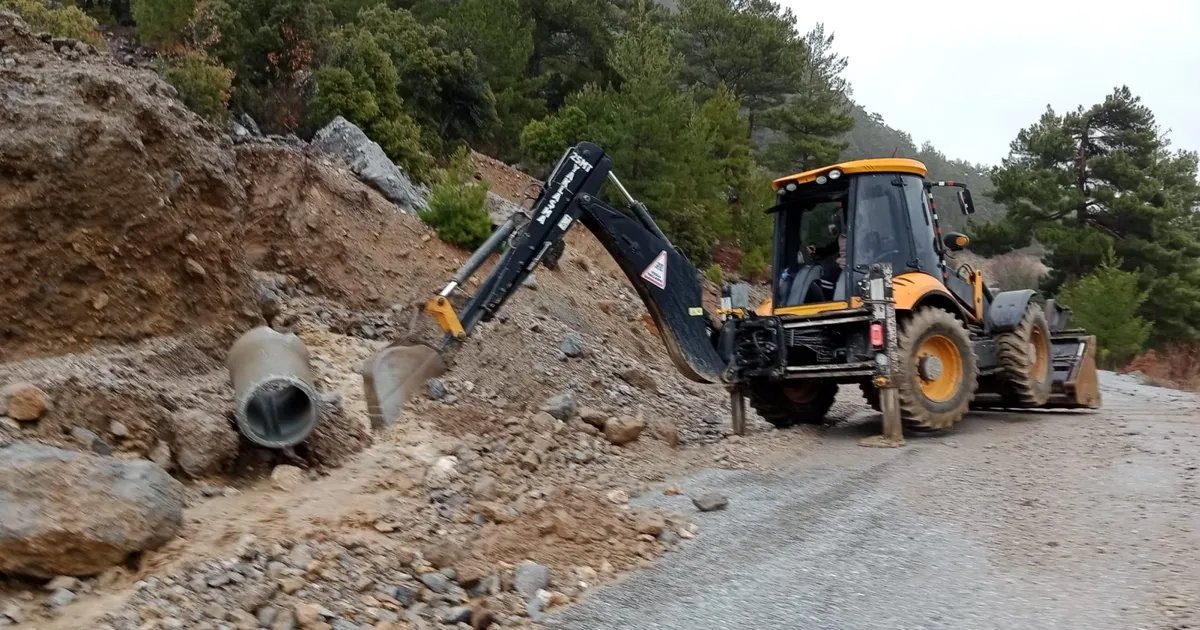 Antalya Büyükşehir Belediyesi gece gündüz çalışıyor