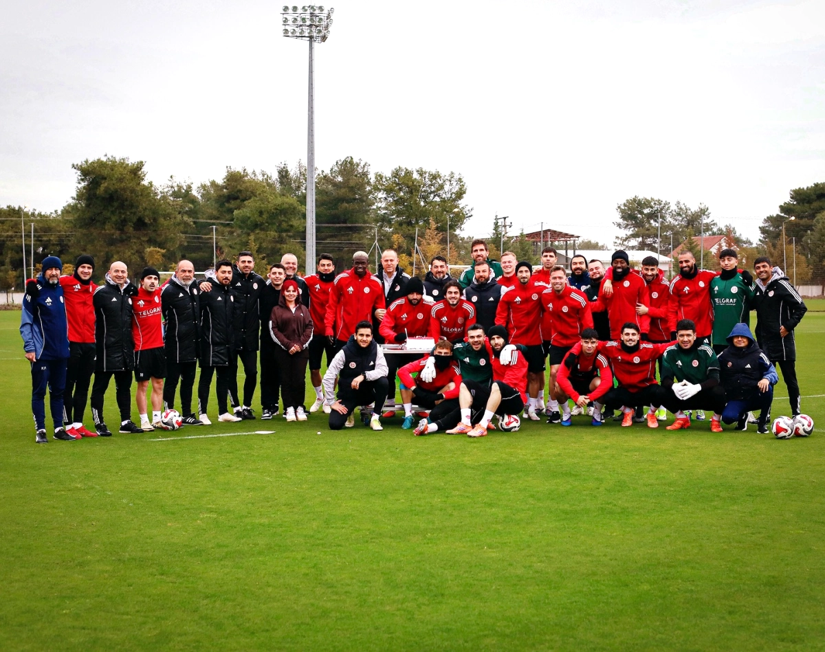 Antalya Spor FKda Doğum Günü Kutlaması: Sürprizler Dolu Anlar!