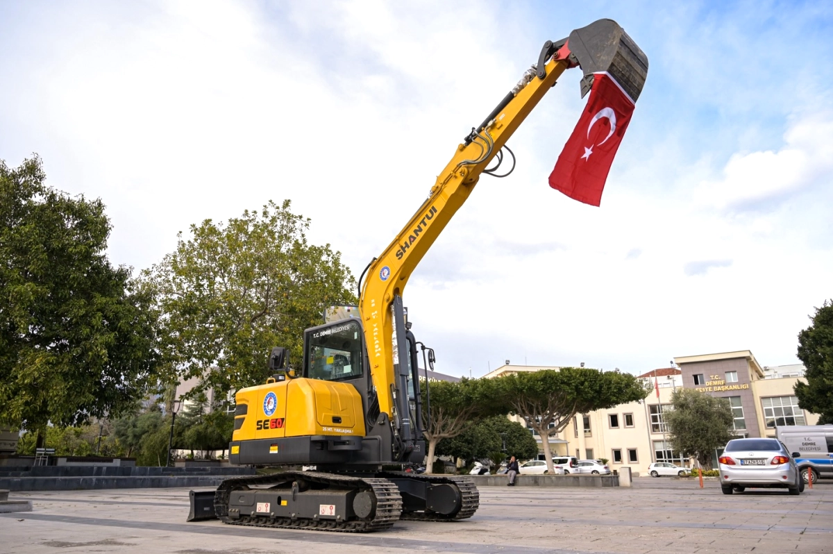 Demrenin Yeni Gücü: 6 Tonluk Ekskavatör ile Hizmetler Hızlanıyor