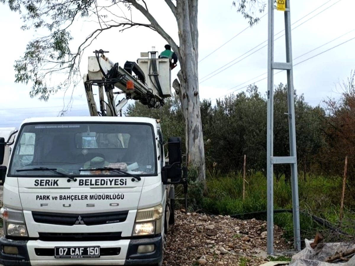 Serik Belediyesi, Yaya ve Trafik Güvenliği İçin Temizlik Çalışmaları Yapıyor