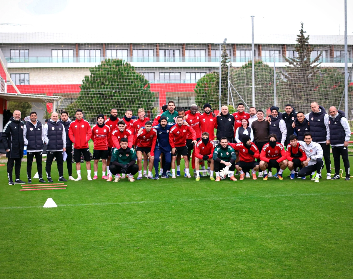 Antalyasporda Kaleciye Doğum Günü Sürprizi Yapıldı