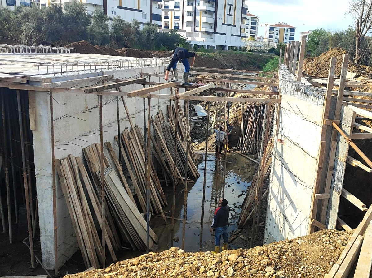 Serikte İki Mahalleyi Bağlayacak Köprü İnşaatı Devam Ediyor