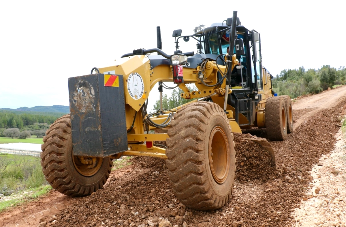 Antalya Kaş Belediyesi, Sarılar Mahallesi’nde Yol Yapım Çalışmalarını Sürdürüyor
