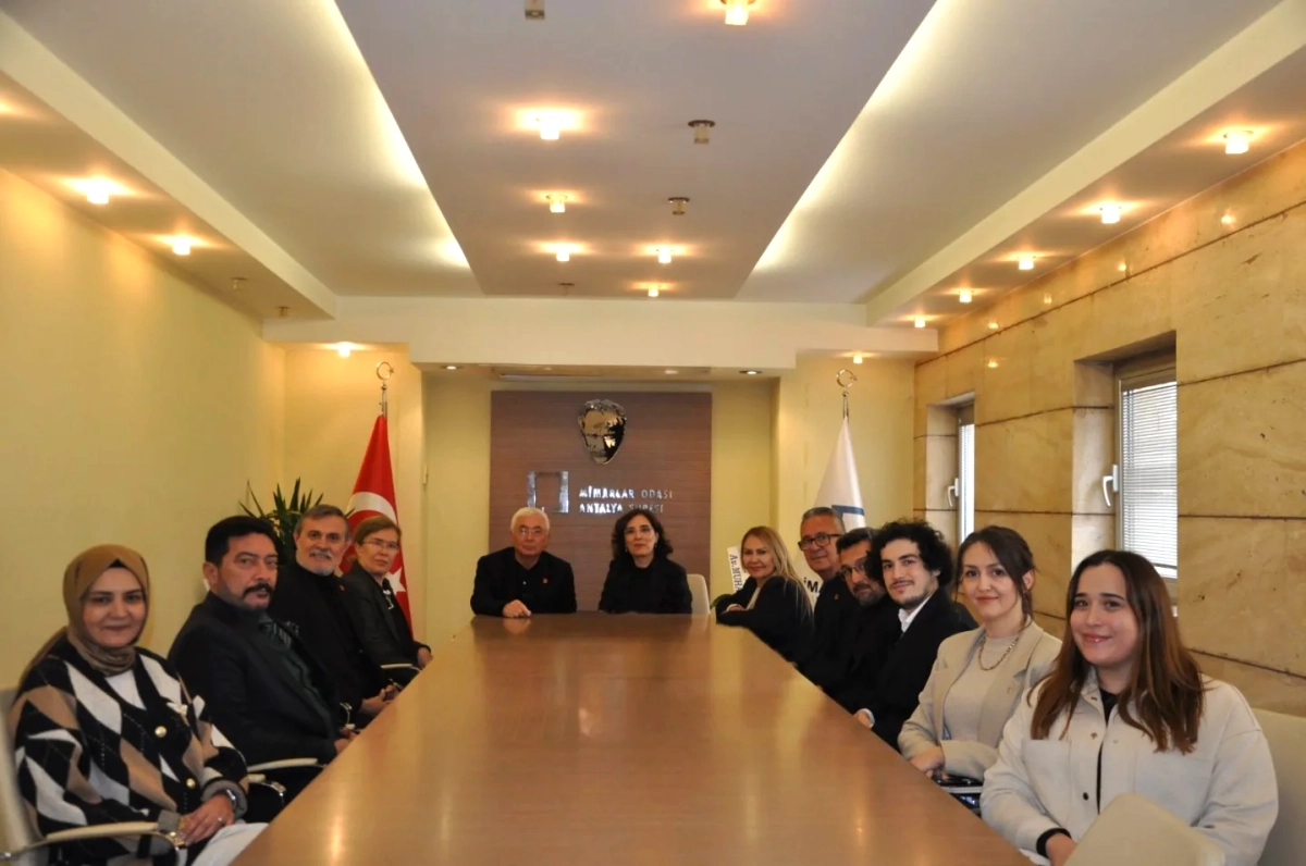 CHP Antalya İl Başkanı Nail Kamacı, Mimarlar Odası Antalya Şubesi Seçimleri Kapsamında Yeni Başkan Fatmagül Yalçınkaya’yı Ziyaret Etti