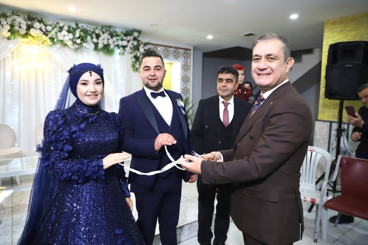 Elmalı’da Nişan Sevinci: Eski Muhtar Volkan Aktaş’ın Oğlu Enes ile Beyza’nın Yüzükleri Takıldı