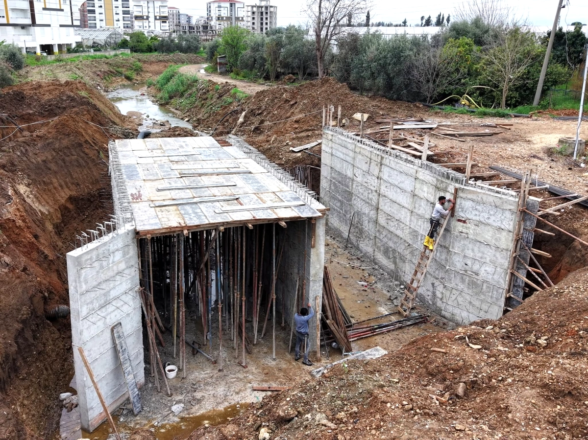 Serik Belediyesi Köprü Yenileme Çalışmaları Hızla Sürüyor: Cumalı ve Orta Mahalle Bağlantısı Güçleniyor