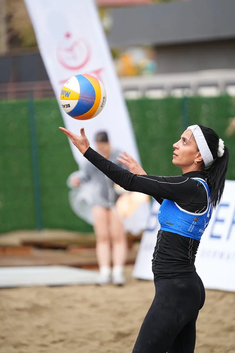 Alanya’da 64 Takımlı Büyük Plaj Voleybolu Mücadelesi Başladı