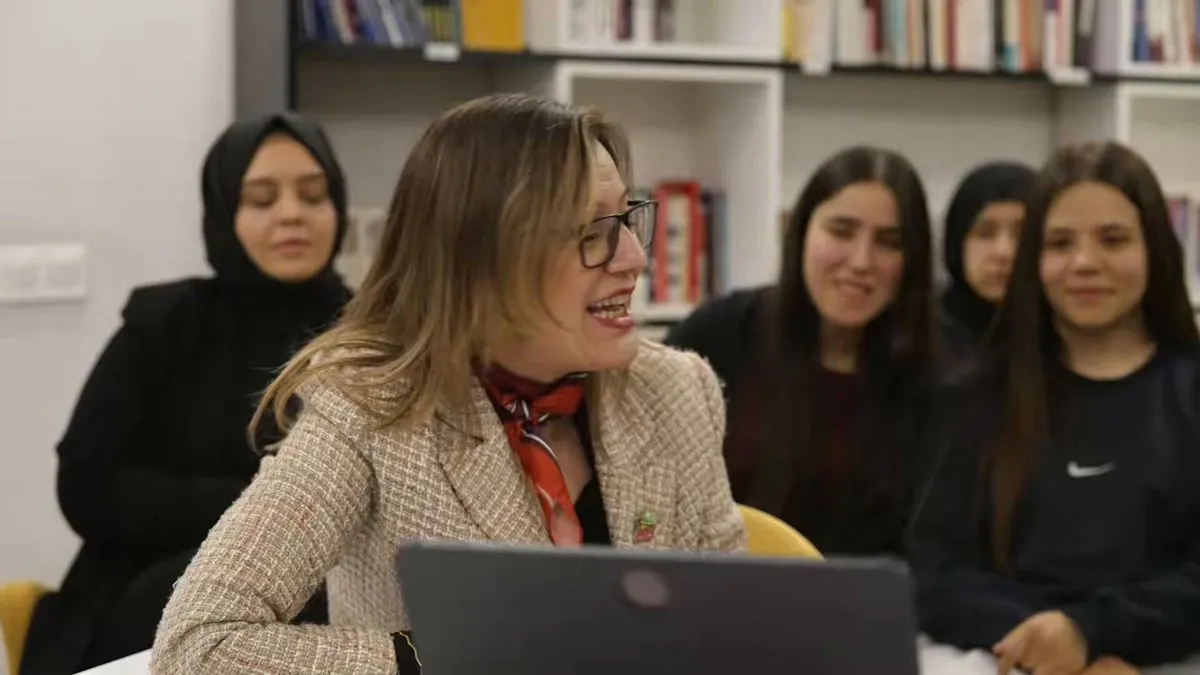 Alanya’da Gençler İpek Ongun ile Edebiyat Söyleşisinde Buluştu