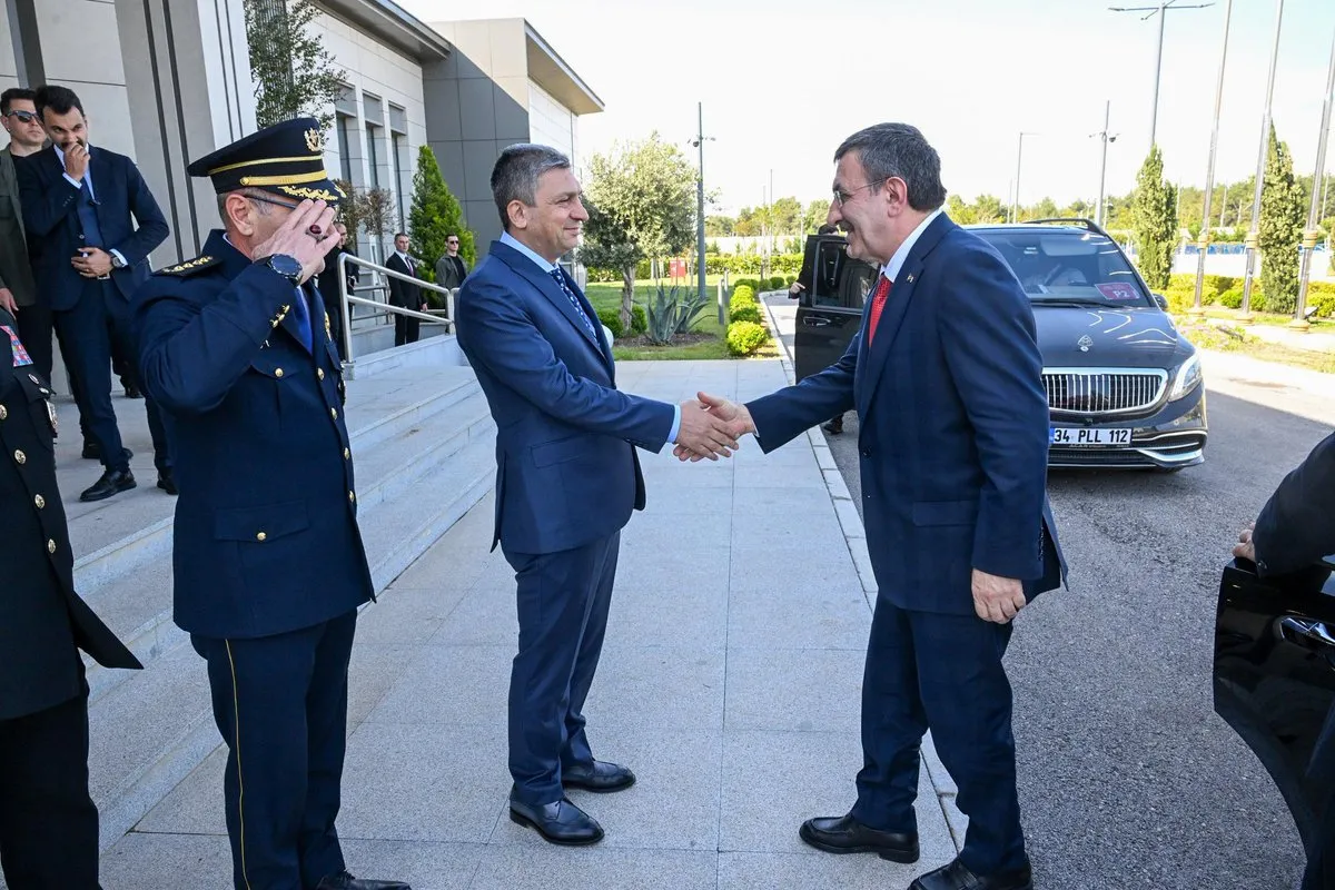 Antalya Valisi, Cumhurbaşkanı Yardımcısı Yılmaz’ı Uğurladı