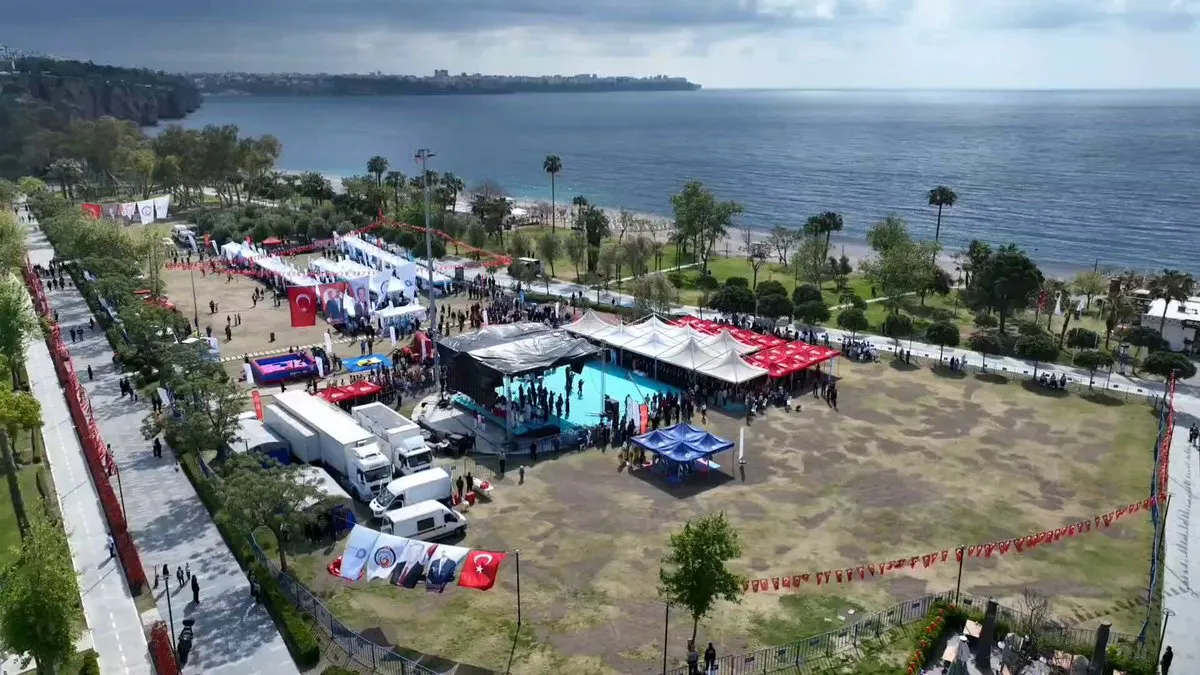 Antalya’da 23 Nisan Coşkusu Beach Park’ta Yaşandı