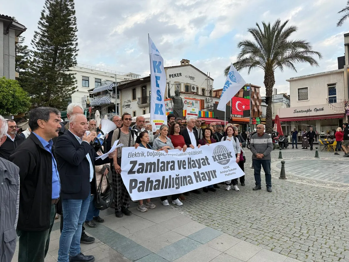 Antalya’da CHP ve KESK’ten Zam Protestosu: “İnsanca Yaşam İçin Mücadelemizi Sürdürüyoruz”