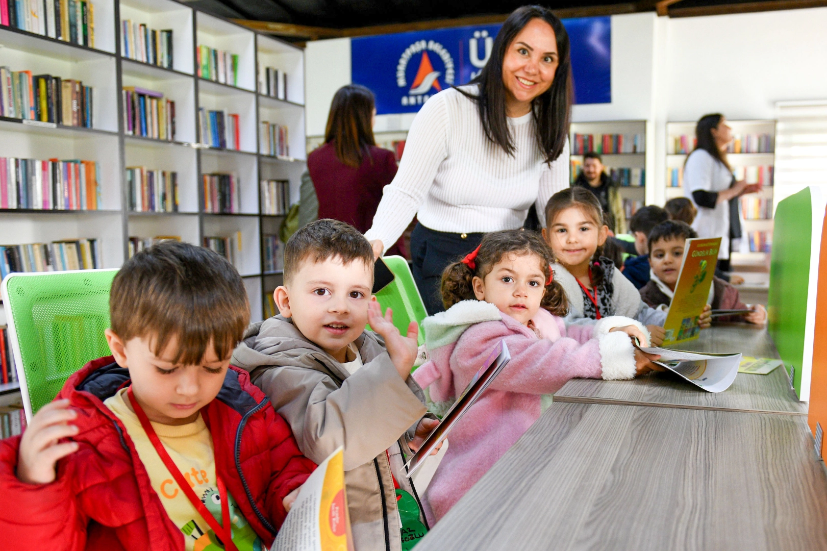 Antalya’da Çocuklardan Anlamlı Kütüphane Haftası Ziyareti