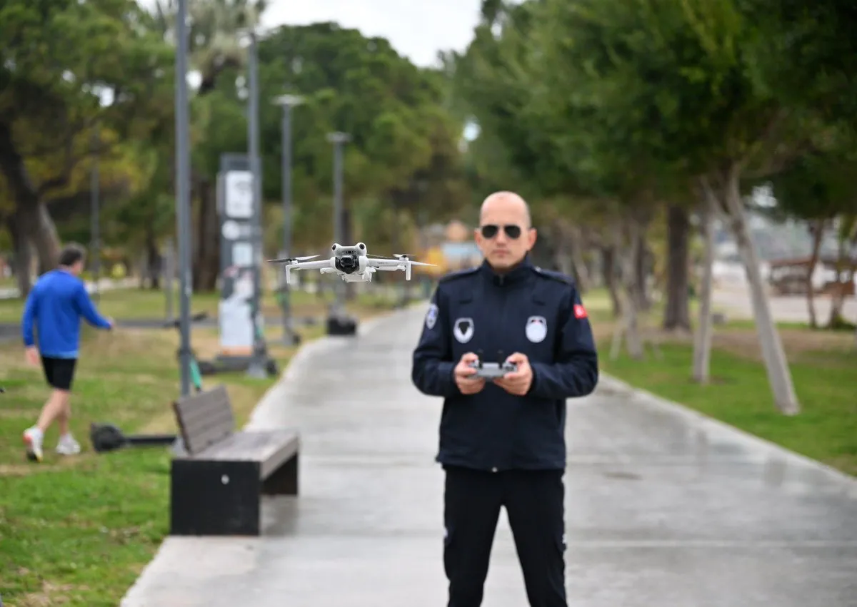 Antalya’da Drone’lar Gökyüzünden Denetliyor: İzinsiz Satıcılara Teknolojiyle Operasyon