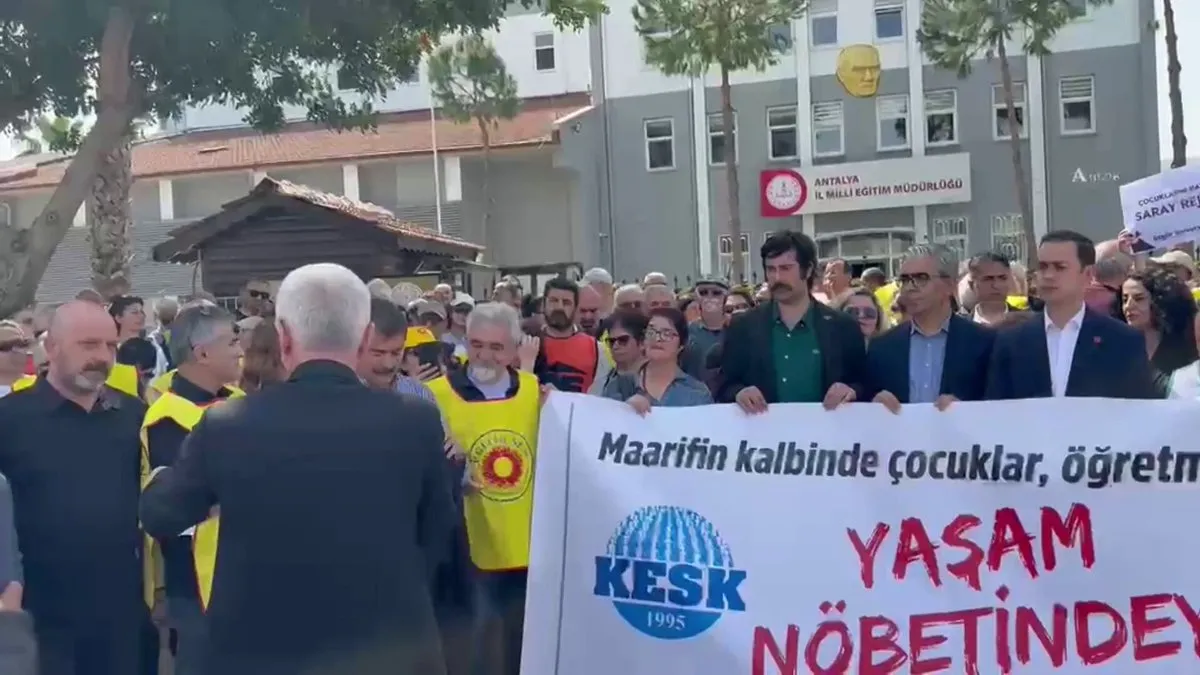 Antalya’da Eğitim Nöbeti: “Öğretmenler Ölüyor, Yaşam Nöbetindeyiz”