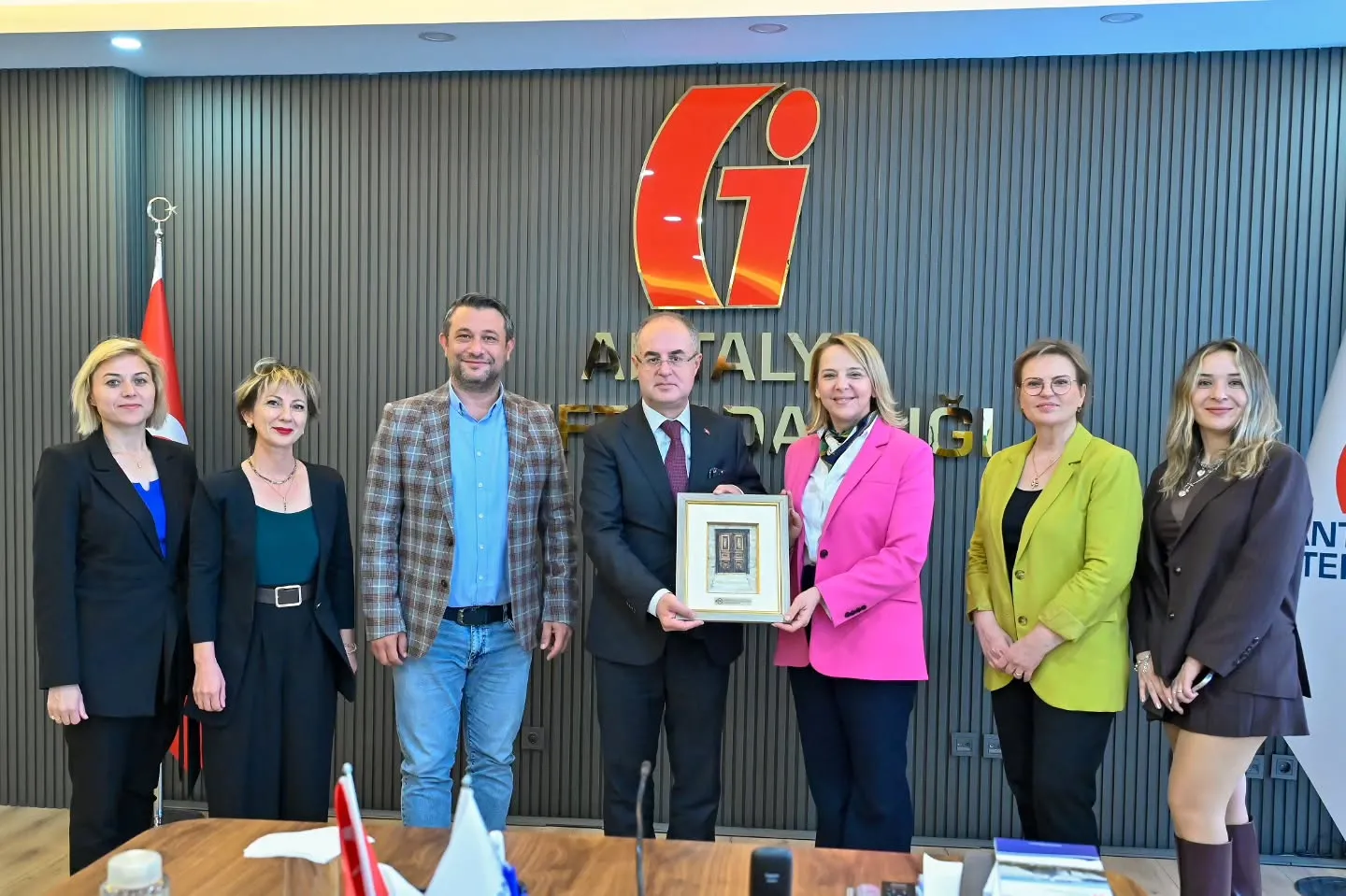 Antalya’da Kozmetik Sektöründe Kritik Ziyaret: Ruhsatsız İşletmeler Masaya Yatırıldı