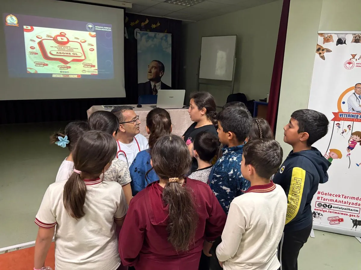 Antalya’da Minik Öğrencilere Veteriner Hekimden Hayvan Sevgisi Dersi