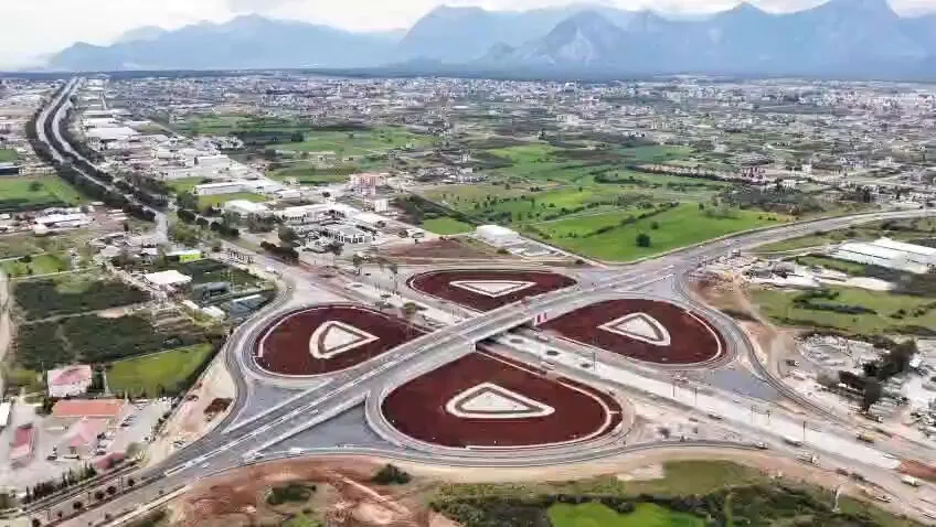 Antalya’da Trafik Rahatlıyor: Altınkale Farklı Seviyeli Kavşak Hizmete Açıldı