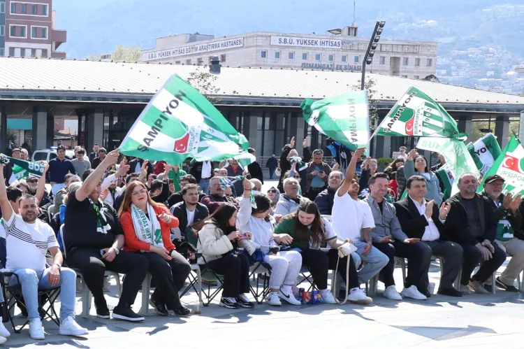 Bursaspor Taraftarları Osmangazi Meydanı’nı Coşkuyla Doldurdu
