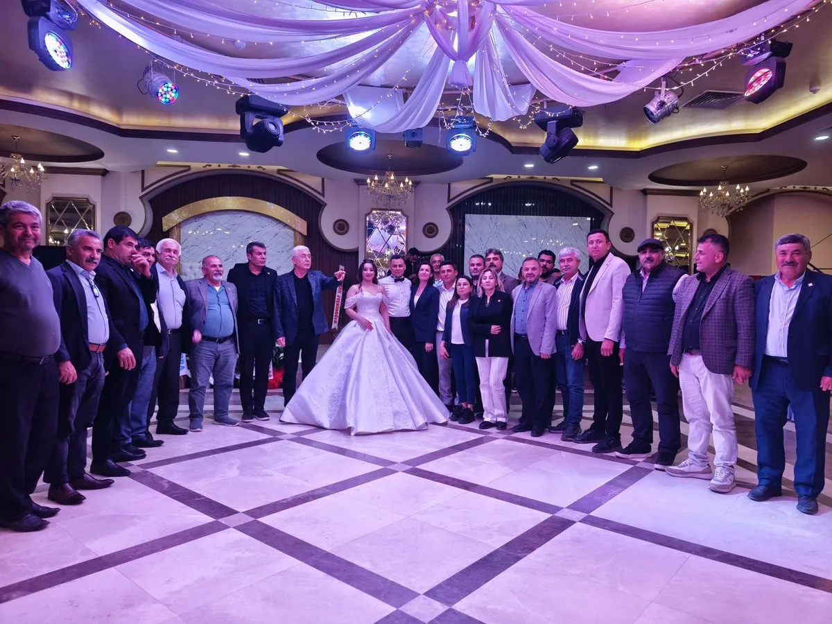 CHP’li Vekil ve Yöneticiler Genç Çiftin Düğününde