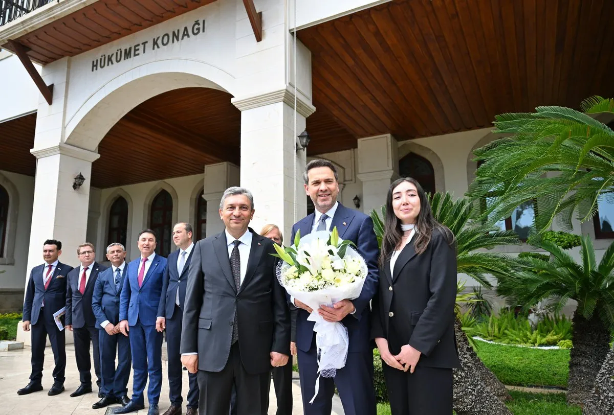 Enerji Bakanı Bayraktar, Antalya Valisi Şahin’i Makamında Ziyaret Etti