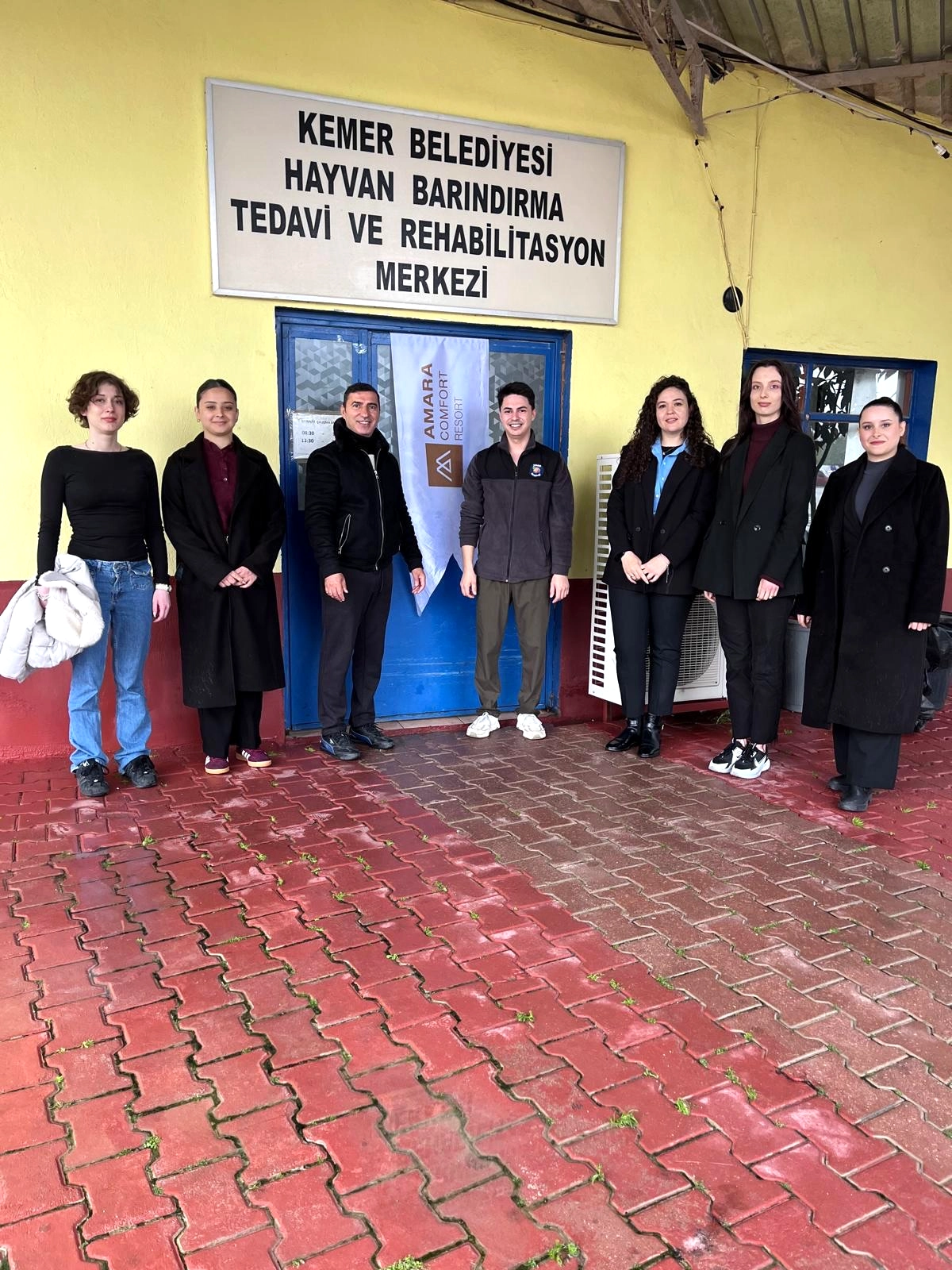 Kemer’de Otel Çalışanlarından Sokak Hayvanlarına 4 Nisan Desteği