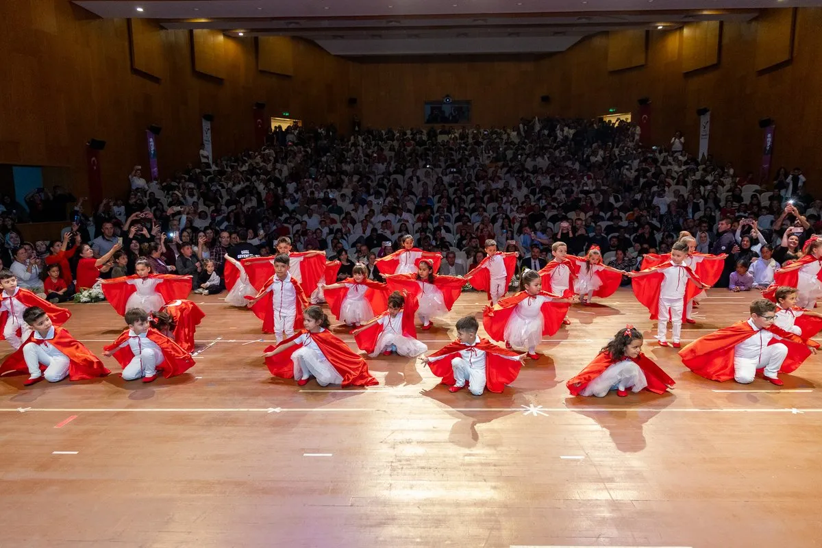 Manavgat’ta 23 Nisan Coşkusu: Çocuk Korosu ve Halk Dansları Sahne Aldı