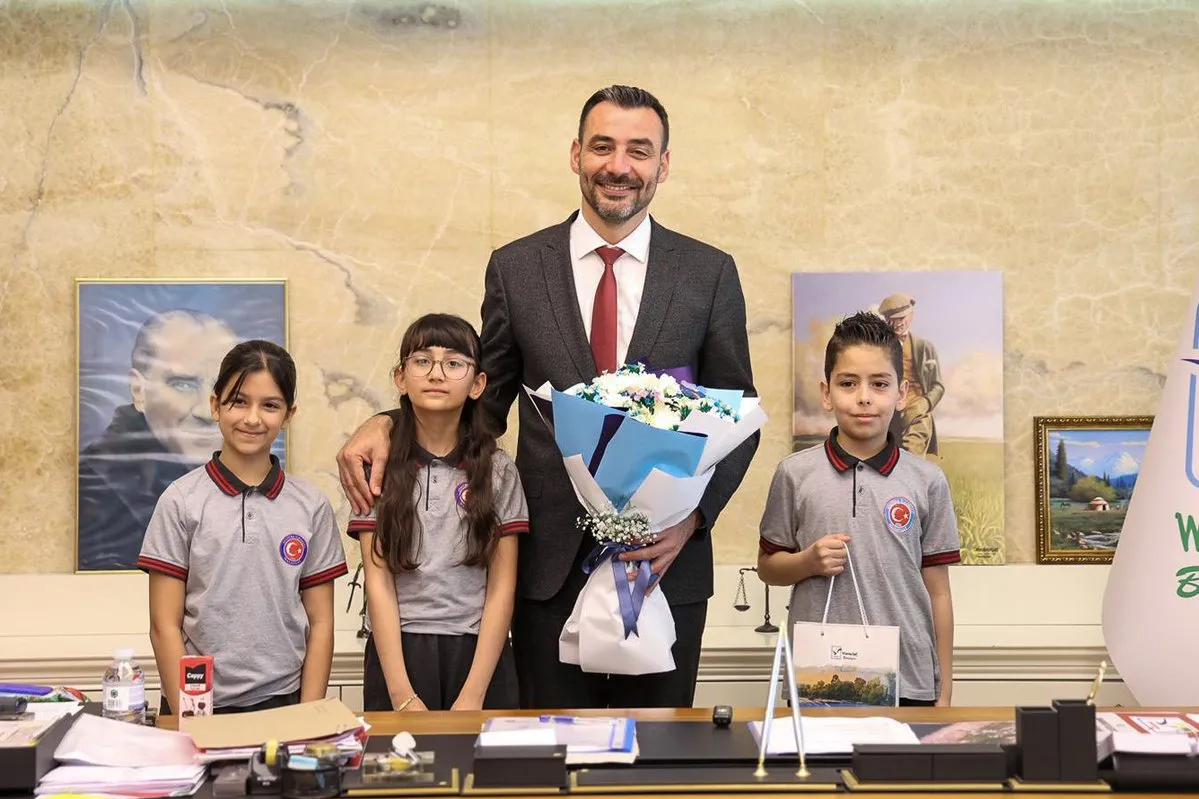 Manavgat’ta 23 Nisan Geleneği: Çocuklar Belediye Başkanlık Koltuğunda