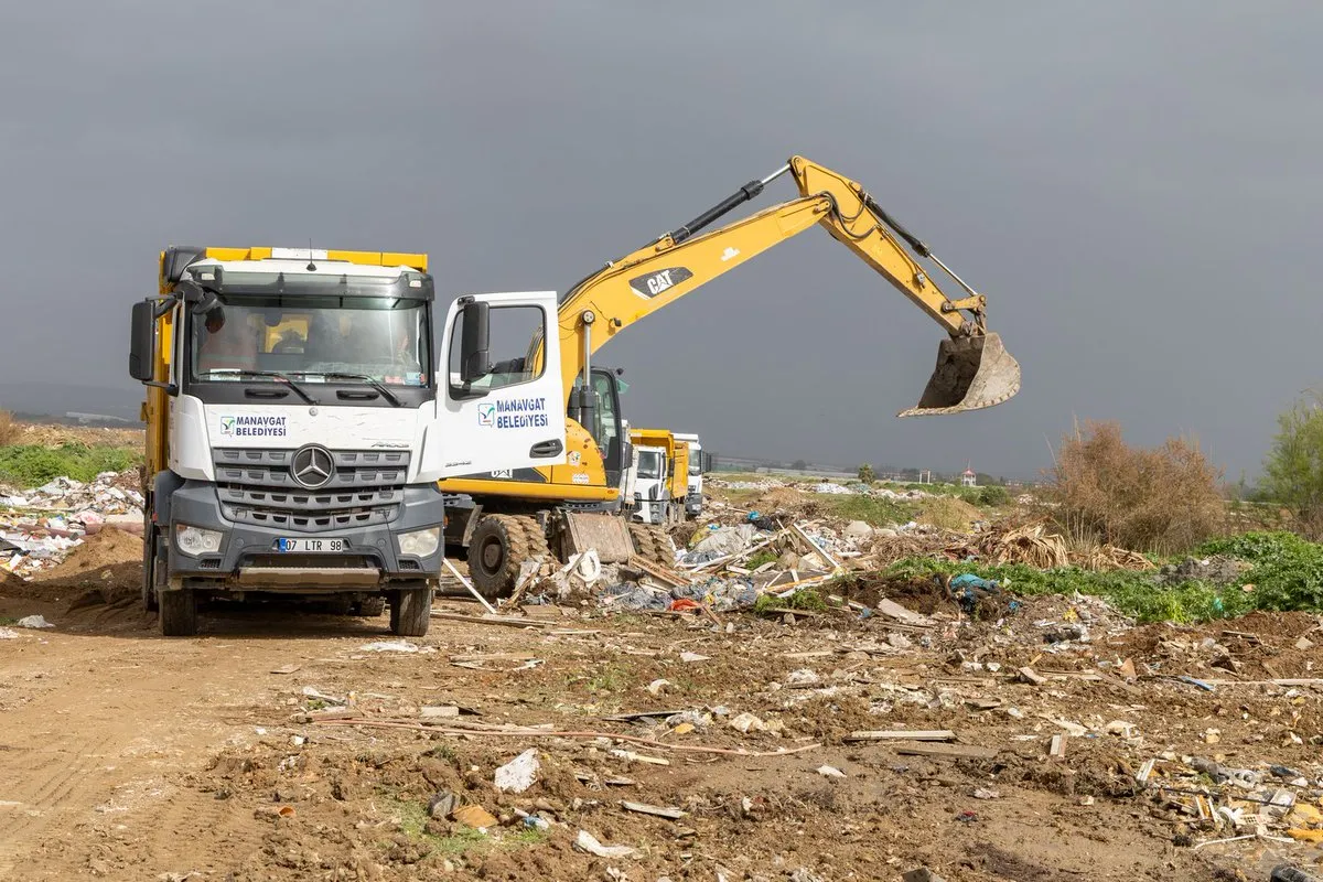 Manavgat’ta doğal yaşam alanları temizleniyor: Belediye ekipleri atıkları topluyor