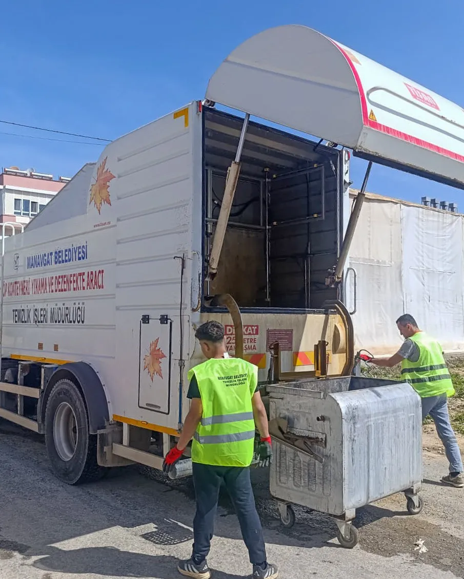 Manavgat’ta Pazar Dağıldıktan Sonra Ne Oluyor? Temizlik Ekipleri Gece Gündüz Çalışıyor