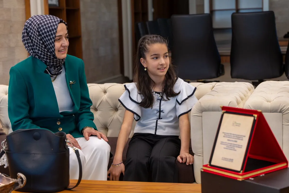 Manavgat’ta Sanat Yıldızı Azmi’ye Belediyeden Tebrik