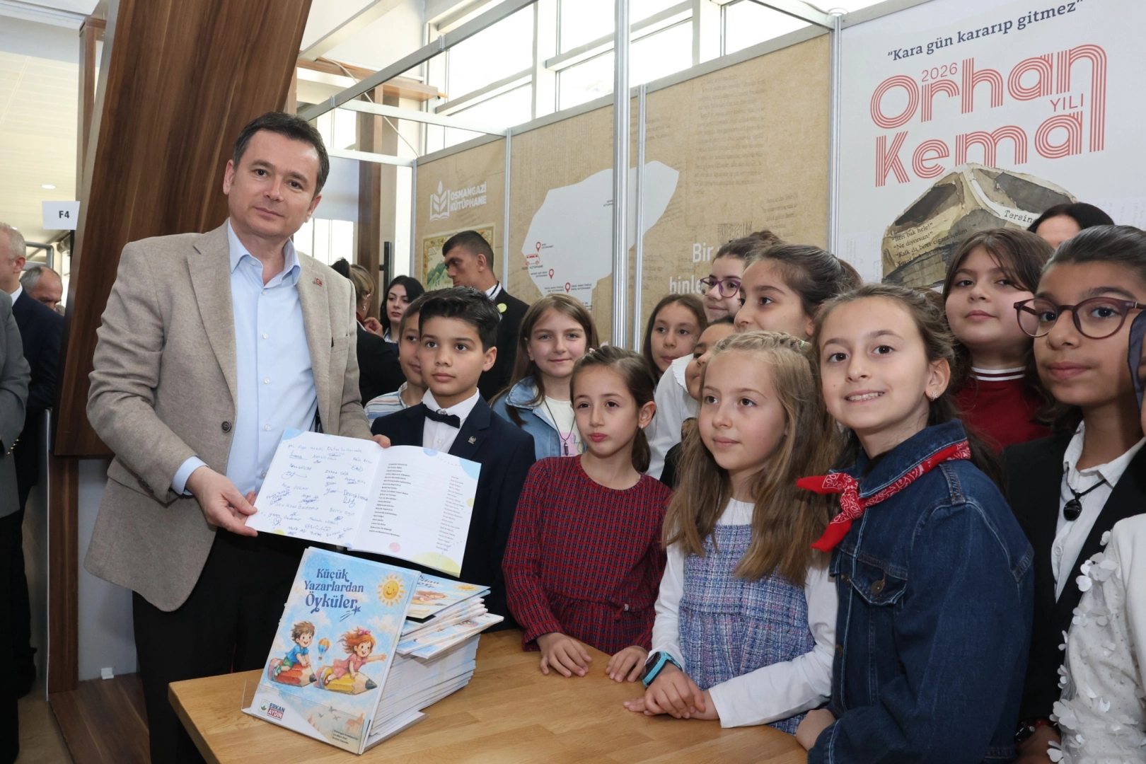 Osmangazi’de Minik Yazarlar Fuarı Fethetti: Başkan Aydın Çocuklarla Buluştu