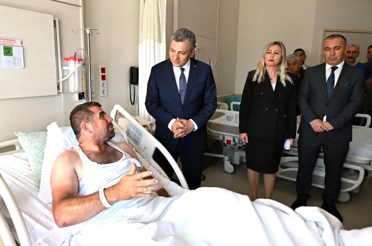 Antalya Valisi Şahin, Kepez Devlet Hastanesi’nde Hastaların Bayramını Kutladı