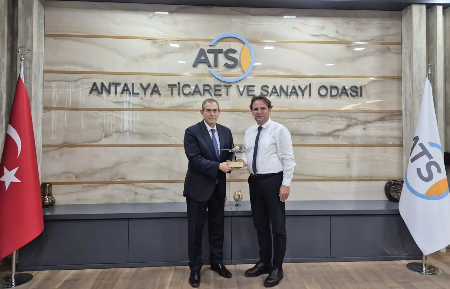 ATSO Başkanı Hacısüleyman, Öğrenci Uçak Maketini Kabul Etti ve Fuar Davetini Aldı