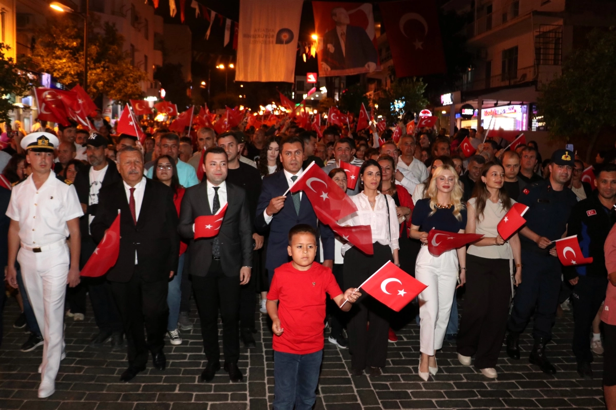 Beklenen an geldi: Kaş’ta 19 Mayıs Coşkusu: Fener Alayı Kortej Yürüyüşü