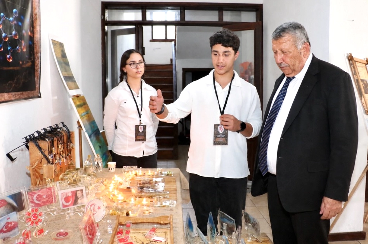 Kaş Belediye Başkanı’ndan ‘Molekülden Mitosa’ Sergisine Ziyaret