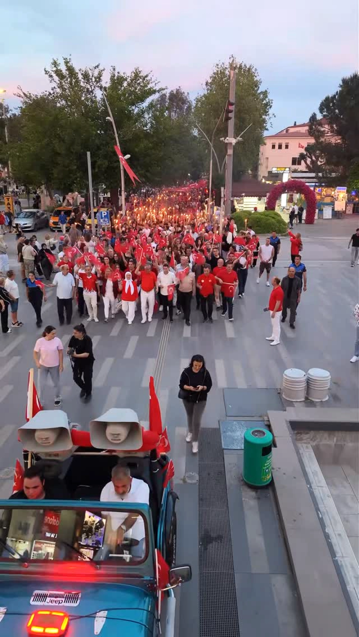 Kemer’de 19 Mayıs Coşkusu: Fener Alayı ve Dedublüman Konseri
