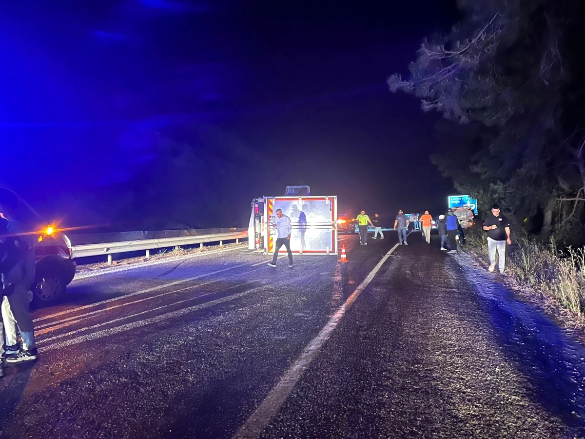 Kemer’de D-400 Karayolunda Mazot Kaçağı: Tır ve Motosiklet Devrildi