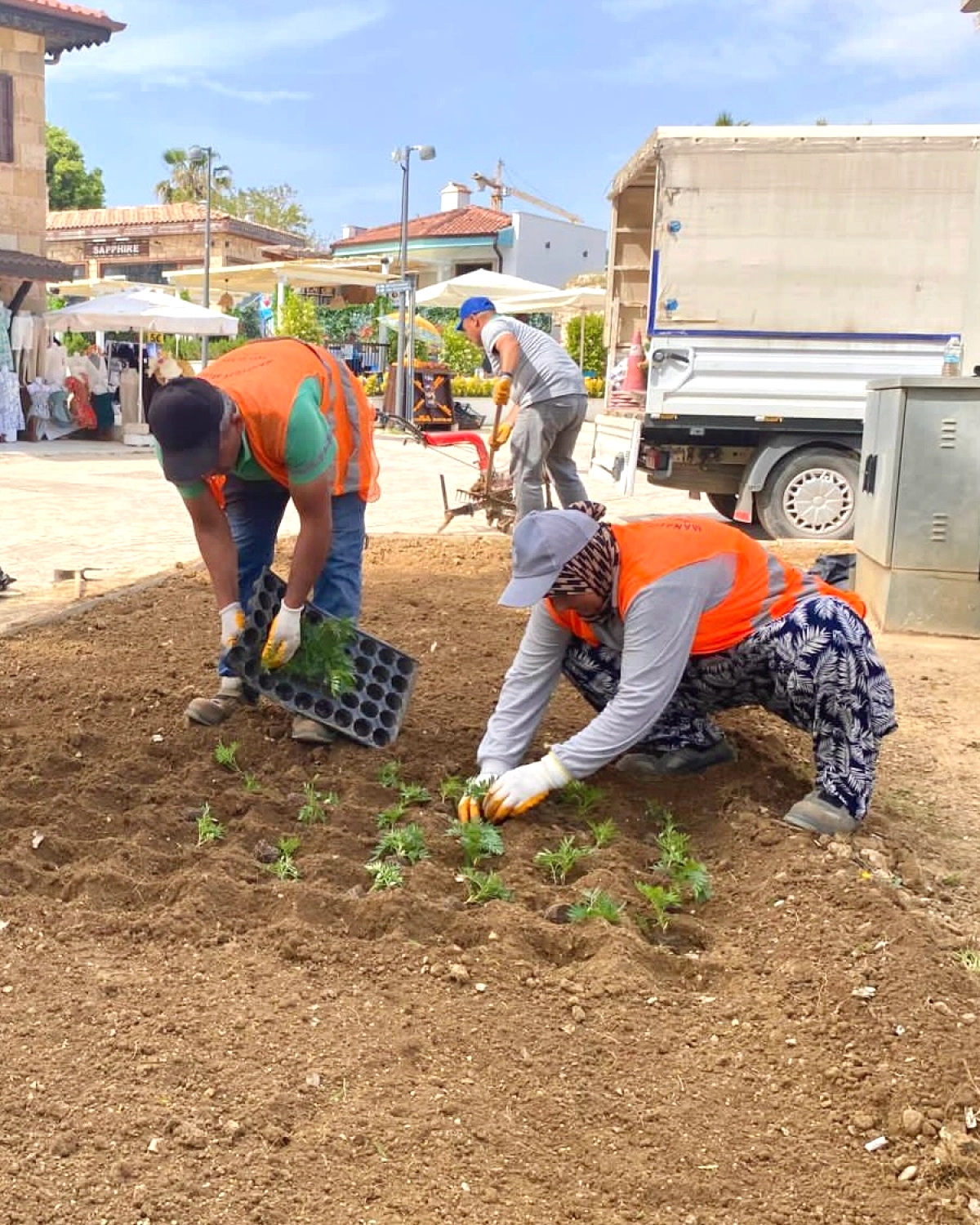 Manavgat’ta Yaz Evvelsi Park ve Bahçeler Bakım Seferberliği