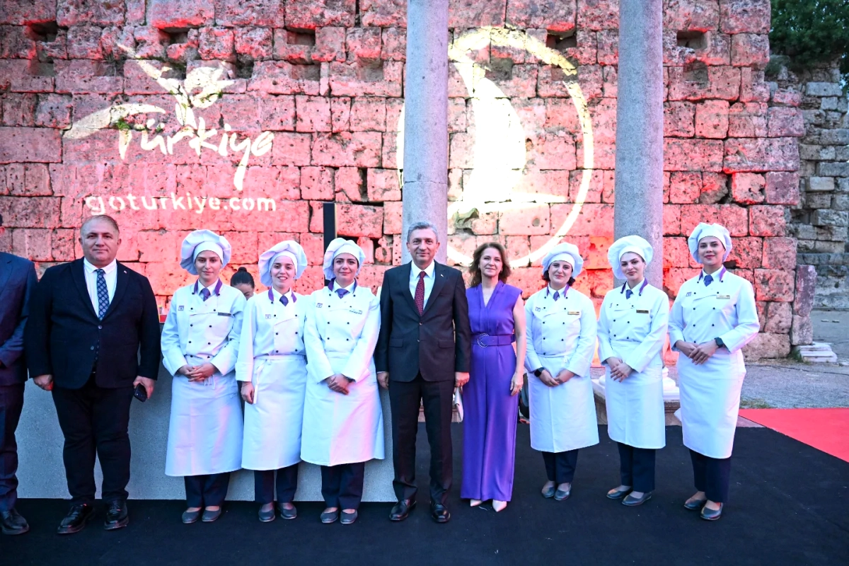 Perge Antik Kenti’nde Işıklı Gösteri: THY Dünyayı Antalya’da Buluşturdu