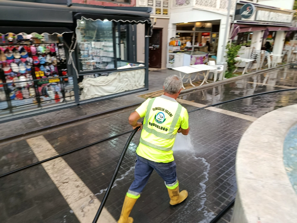 Serik’te Bayram Temizliği: Cadde ve Sokaklar Yıkandı