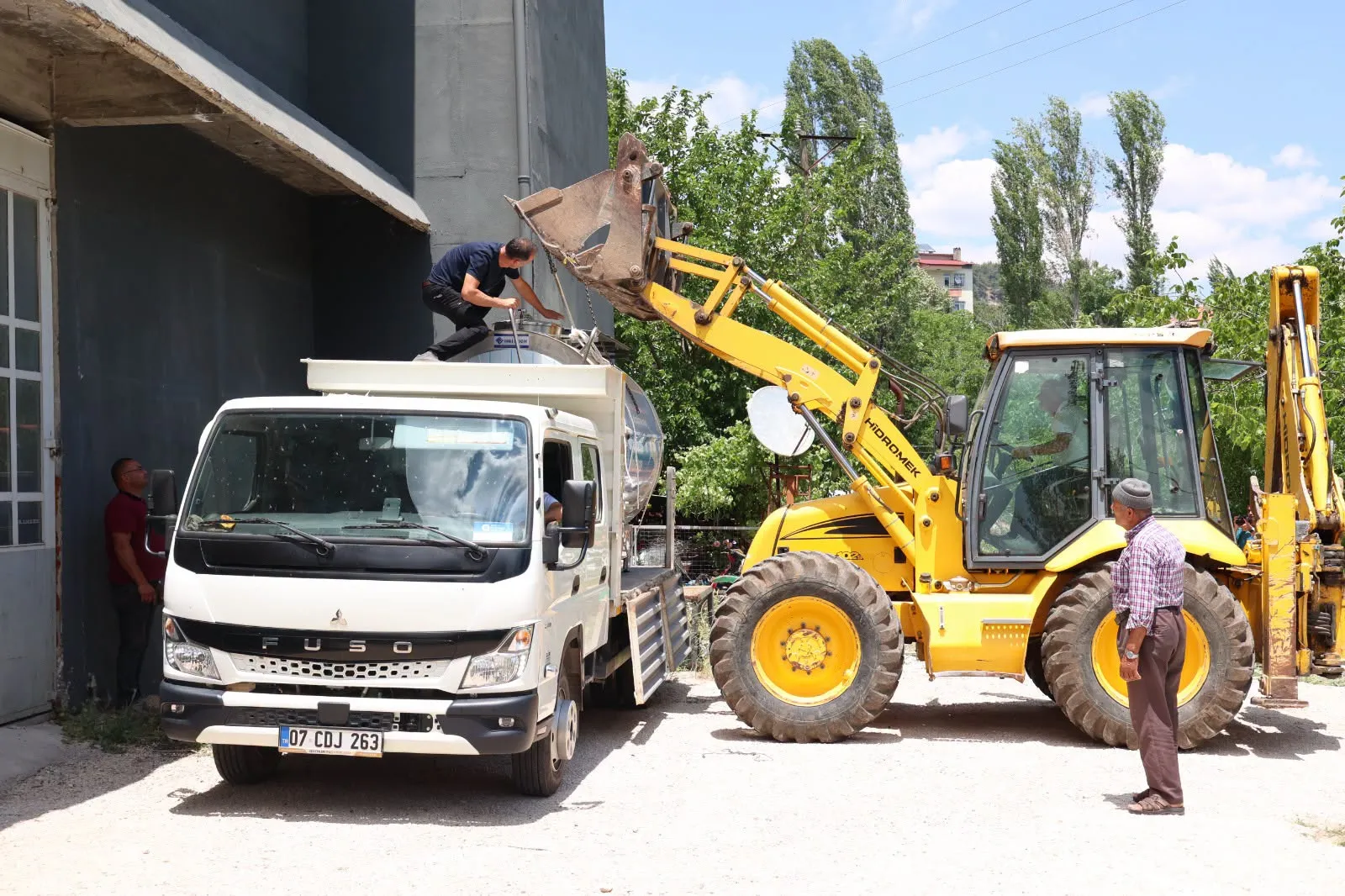 Antalya Büyükşehir’den Kaşlı süt üreticilerine destek