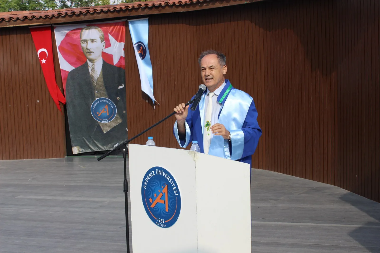 Akdeniz Üniversitesi Edebiyat Fakültesi’nde Mezuniyet Coşkusu