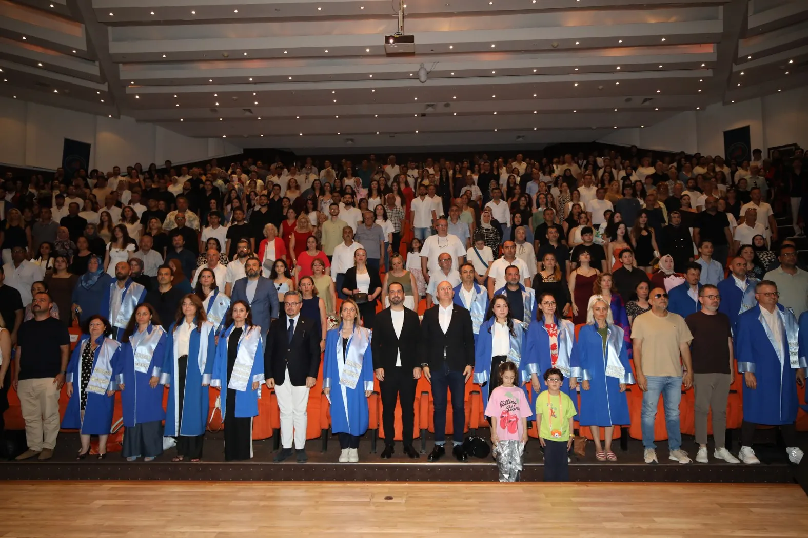 Akdeniz Üniversitesi Turizm Fakültesinde Mezuniyet Coşkusu