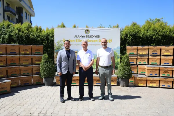 Alanya Belediyesi 168 Arı Kovanını Üreticilere Dağıttı