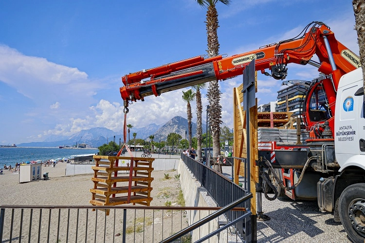 Antalya Plajlarında Yerli Üretim Ahşap Şezlonglar Kullanıma Sunuldu