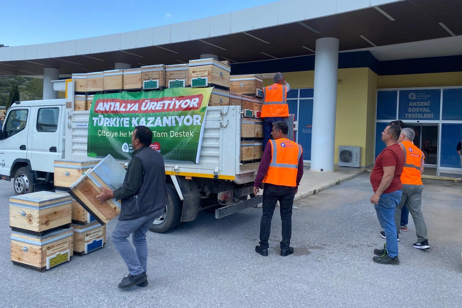 Antalya’da Arıcılara Büyük Destek: 4 ilçede 408 Kovan Dağıtıldı